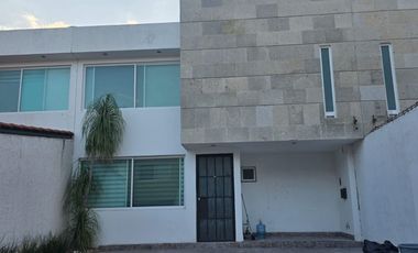 Renta Casa de 3 Recámaras en Fracc. Residencial Santa Fe, en Zona Sur.