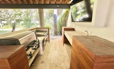 LA HERRADURA: SE VENDE Casa con ELEVADOR.  740 m2 de Terreno y 943 m2 de Construcción