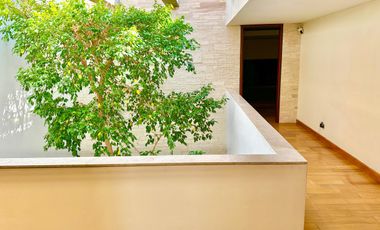 LA HERRADURA: SE VENDE Casa con ELEVADOR.  740 m2 de Terreno y 943 m2 de Construcción