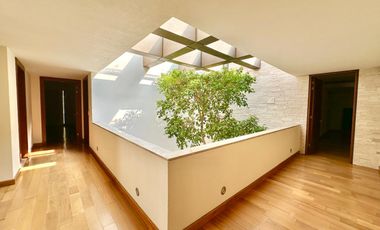 LA HERRADURA: SE VENDE Casa con ELEVADOR.  740 m2 de Terreno y 943 m2 de Construcción