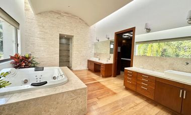 LA HERRADURA: SE VENDE Casa con ELEVADOR.  740 m2 de Terreno y 943 m2 de Construcción