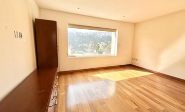 LA HERRADURA: SE VENDE Casa con ELEVADOR.  740 m2 de Terreno y 943 m2 de Construcción