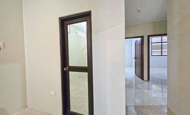 Casa en Alquiler para Vivienda o Empresa, de 5 Dormitorios con Terraza, Garaje y Patio - Urdenor 2 Conjunto Cerrado, Norte Guayaquil