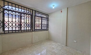 Casa en Alquiler para Vivienda o Empresa, de 5 Dormitorios con Terraza, Garaje y Patio - Urdenor 2 Conjunto Cerrado, Norte Guayaquil