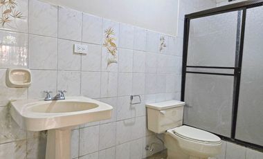 Casa en Alquiler para Vivienda o Empresa, de 5 Dormitorios con Terraza, Garaje y Patio - Urdenor 2 Conjunto Cerrado, Norte Guayaquil