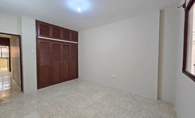 Casa en Alquiler para Vivienda o Empresa, de 5 Dormitorios con Terraza, Garaje y Patio - Urdenor 2 Conjunto Cerrado, Norte Guayaquil