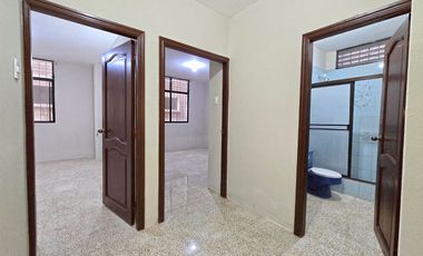 Casa en Alquiler para Vivienda o Empresa, de 5 Dormitorios con Terraza, Garaje y Patio - Urdenor 2 Conjunto Cerrado, Norte Guayaquil