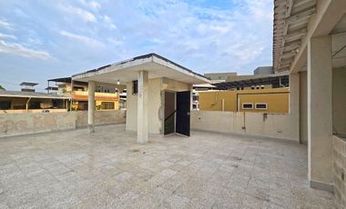 Casa en Alquiler para Vivienda o Empresa, de 5 Dormitorios con Terraza, Garaje y Patio - Urdenor 2 Conjunto Cerrado, Norte Guayaquil