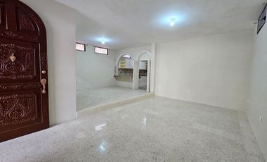 Casa en Alquiler para Vivienda o Empresa, de 5 Dormitorios con Terraza, Garaje y Patio - Urdenor 2 Conjunto Cerrado, Norte Guayaquil