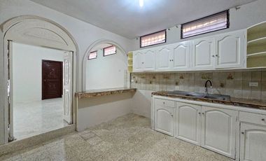 Casa en Alquiler para Vivienda o Empresa, de 5 Dormitorios con Terraza, Garaje y Patio - Urdenor 2 Conjunto Cerrado, Norte Guayaquil