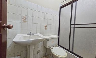 Casa en Alquiler para Vivienda o Empresa, de 5 Dormitorios con Terraza, Garaje y Patio - Urdenor 2 Conjunto Cerrado, Norte Guayaquil