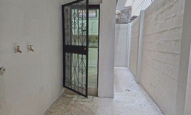 Casa en Alquiler para Vivienda o Empresa, de 5 Dormitorios con Terraza, Garaje y Patio - Urdenor 2 Conjunto Cerrado, Norte Guayaquil