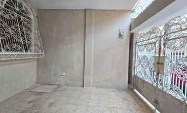 Casa en Alquiler para Vivienda o Empresa, de 5 Dormitorios con Terraza, Garaje y Patio - Urdenor 2 Conjunto Cerrado, Norte Guayaquil