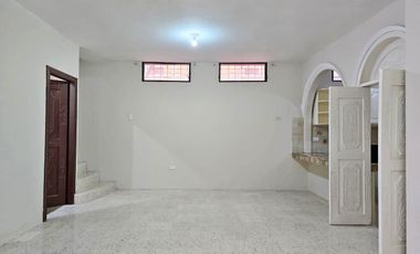 Casa en Alquiler para Vivienda o Empresa, de 5 Dormitorios con Terraza, Garaje y Patio - Urdenor 2 Conjunto Cerrado, Norte Guayaquil