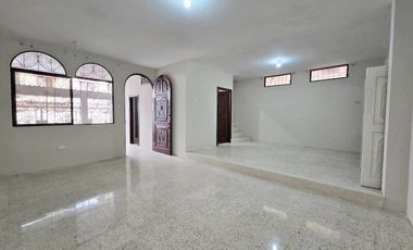 Casa en Alquiler para Vivienda o Empresa, de 5 Dormitorios con Terraza, Garaje y Patio - Urdenor 2 Conjunto Cerrado, Norte Guayaquil