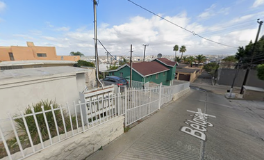 ¡¡GRAN OPORTUNIDAD DE ADQUIRIR O INVERTIR EN ESTA HERMOSA Y AMPLIA CASA DE REMATE BANCARIO!!, (SOLO CON RECURSOS PROPIOS).