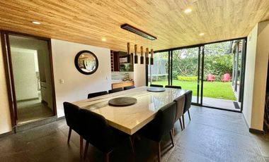 Casa  en calle cerrada con vigilancia