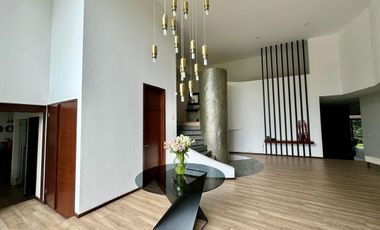 Casa  en calle cerrada con vigilancia