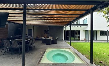 Casa  en calle cerrada con vigilancia