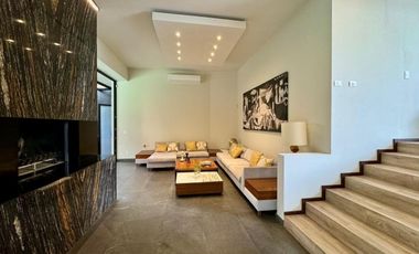 Casa  en calle cerrada con vigilancia