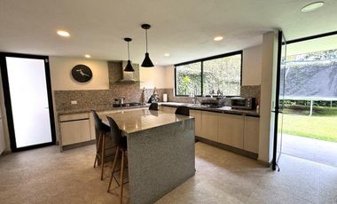 Casa  en calle cerrada con vigilancia