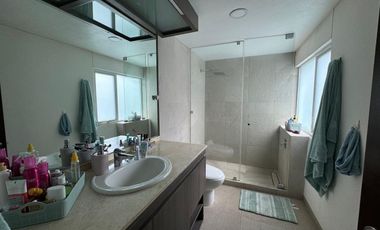 Casa  en calle cerrada con vigilancia