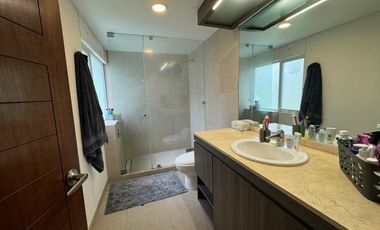 Casa  en calle cerrada con vigilancia