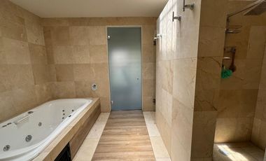 Casa  en calle cerrada con vigilancia