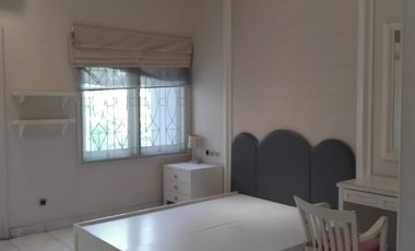 DISEWA RUMAH 3 LANTAI DALAM CLUSTER PREMIUM PIK1 10X28 FURNISHED