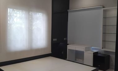 DISEWA RUMAH 3 LANTAI DALAM CLUSTER PREMIUM PIK1 10X28 FURNISHED