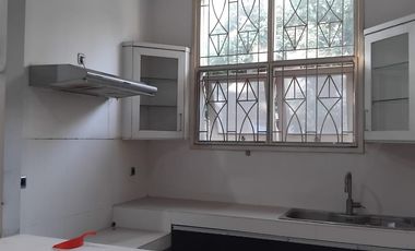 DISEWA RUMAH 3 LANTAI DALAM CLUSTER PREMIUM PIK1 10X28 FURNISHED