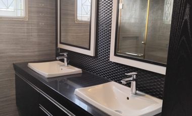 DISEWA RUMAH 3 LANTAI DALAM CLUSTER PREMIUM PIK1 10X28 FURNISHED