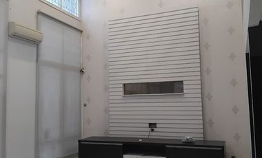 DISEWA RUMAH 3 LANTAI DALAM CLUSTER PREMIUM PIK1 10X28 FURNISHED