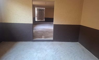 Se vende local comercial de 2 niveles con cochera en col. Santa Maria, cerca de diagonal defensores de la república, Capu