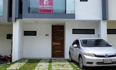 Encantadora casa en renta en el fraccionamiento Triventi con vigilancia 24/7