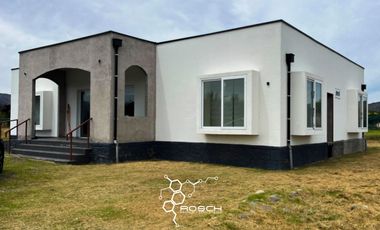 Parcela con 2 Construcciones Solida y Piscina