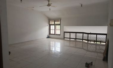 Disewakan Rumah Puri Indah 2 Lantai Depan Jalan Raya