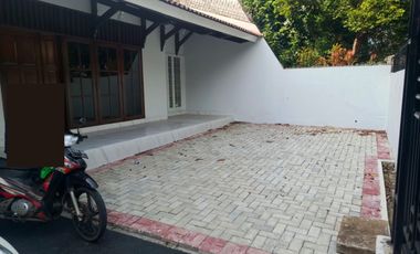 Disewakan Rumah Puri Indah 2 Lantai Depan Jalan Raya