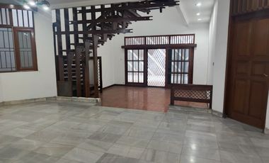 Disewakan Rumah Puri Indah 2 Lantai Depan Jalan Raya