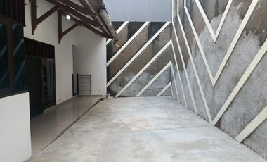 Disewakan Rumah Puri Indah 2 Lantai Depan Jalan Raya