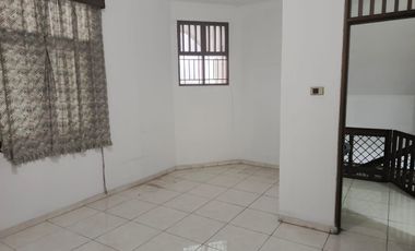 Disewakan Rumah Puri Indah 2 Lantai Depan Jalan Raya