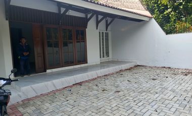 Disewakan Rumah Puri Indah 2 Lantai Depan Jalan Raya