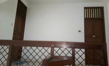 Disewakan Rumah Puri Indah 2 Lantai Depan Jalan Raya