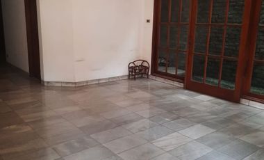 Disewakan Rumah Puri Indah 2 Lantai Depan Jalan Raya