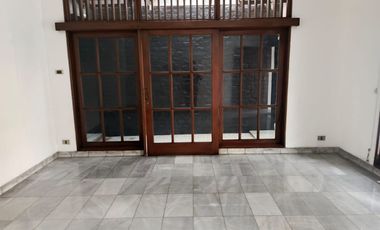 Disewakan Rumah Puri Indah 2 Lantai Depan Jalan Raya