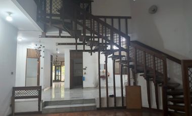 Disewakan Rumah Puri Indah 2 Lantai Depan Jalan Raya