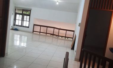 Disewakan Rumah Puri Indah 2 Lantai Depan Jalan Raya