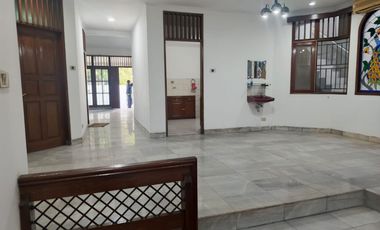 Disewakan Rumah Puri Indah 2 Lantai Depan Jalan Raya