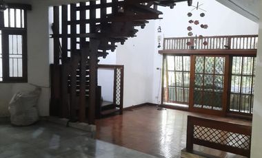 Disewakan Rumah Puri Indah 2 Lantai Depan Jalan Raya