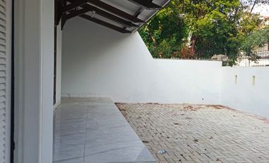 Disewakan Rumah Puri Indah 2 Lantai Depan Jalan Raya